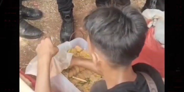 Polisi Borong Tahu Pedagang, Dibagikan ke Pendemo di DPR
