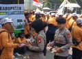 Polisi Bagikan Roti dan Air Mineral ke Massa Aksi Petani Tebu di Monas