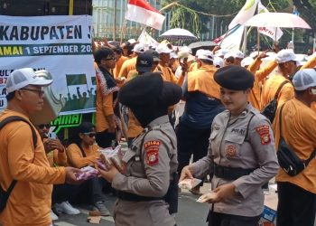 Polisi Bagikan Roti dan Air Mineral ke Massa Aksi Petani Tebu di Monas