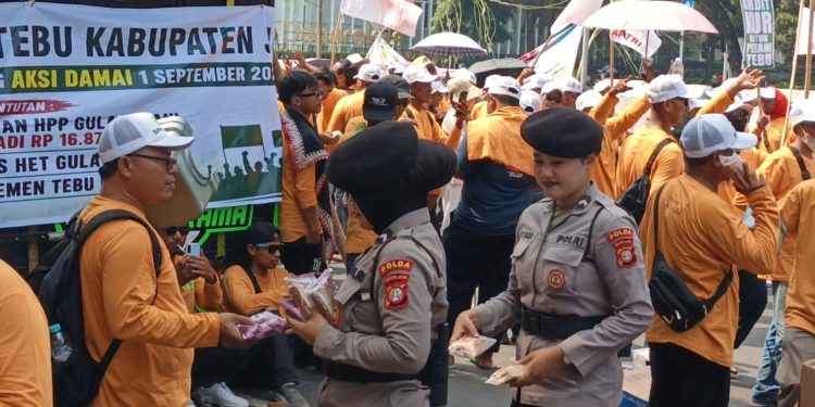 Polisi Bagikan Roti dan Air Mineral ke Massa Aksi Petani Tebu di Monas