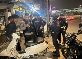 Anggota Brimob Polda Metro Jaya Hentikan Pengendara Lawan Arah di Jatinegara