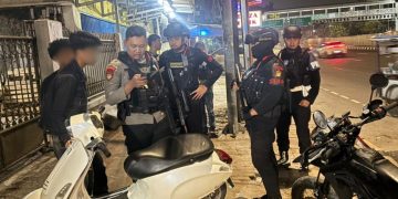 Anggota Brimob Polda Metro Jaya Hentikan Pengendara Lawan Arah di Jatinegara