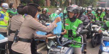 Jumat Peduli, Polda Metro Jaya Berbagi Sembako kepada Pengemudi Ojol