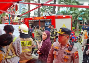 Polisi & Damkar Evakuasi Penghuni Saat Kebakaran Apartemen Pavilion Tanah Abang