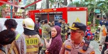 Polisi & Damkar Evakuasi Penghuni Saat Kebakaran Apartemen Pavilion Tanah Abang