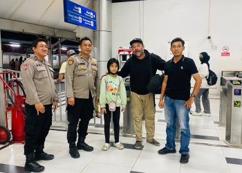 Polsek Ciputat Timur Bantu Warga dan Putrinya Pulang ke Yogyakarta