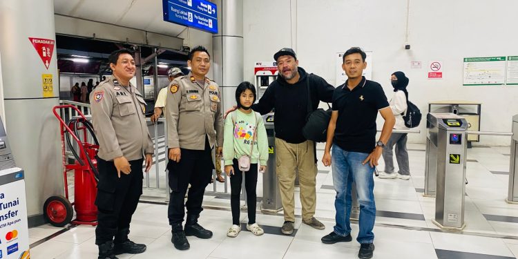 Polsek Ciputat Timur Bantu Warga dan Putrinya Pulang ke Yogyakarta
