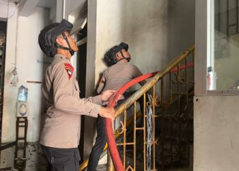 Brimob Polda Metro Jaya Bantu Padamkan Kobaran Api di Gudang Tekstil Pasar Asemka