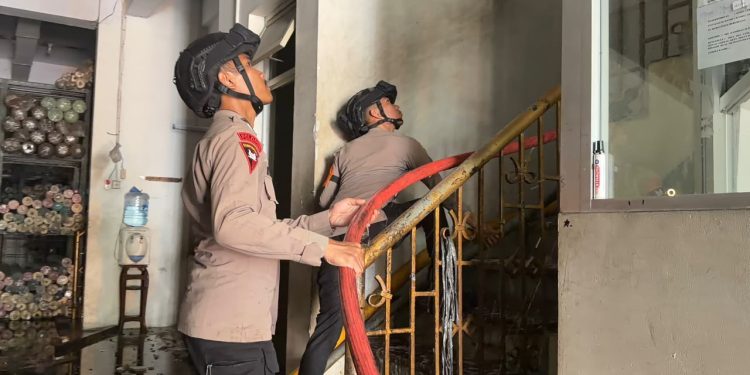 Brimob Polda Metro Jaya Bantu Padamkan Kobaran Api di Gudang Tekstil Pasar Asemka