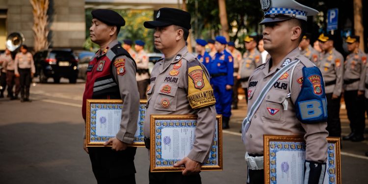 Bantu Masyarakat, 3 Anggota Direward Kapolda Metro Jaya 