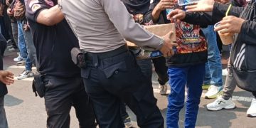 Polisi Bagikan Roti & Air Mineral ke Peserta Demo LSM Harimau