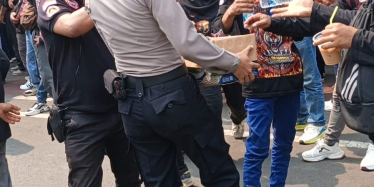 Polisi Bagikan Roti & Air Mineral ke Peserta Demo LSM Harimau