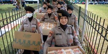 Pelayanan Humanis di DPR, Polisi Bagikan Konsumsi ke Massa Aksi