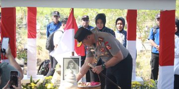 Kapolri Ziarah & Tabur Bunga ke Makam Marsinah